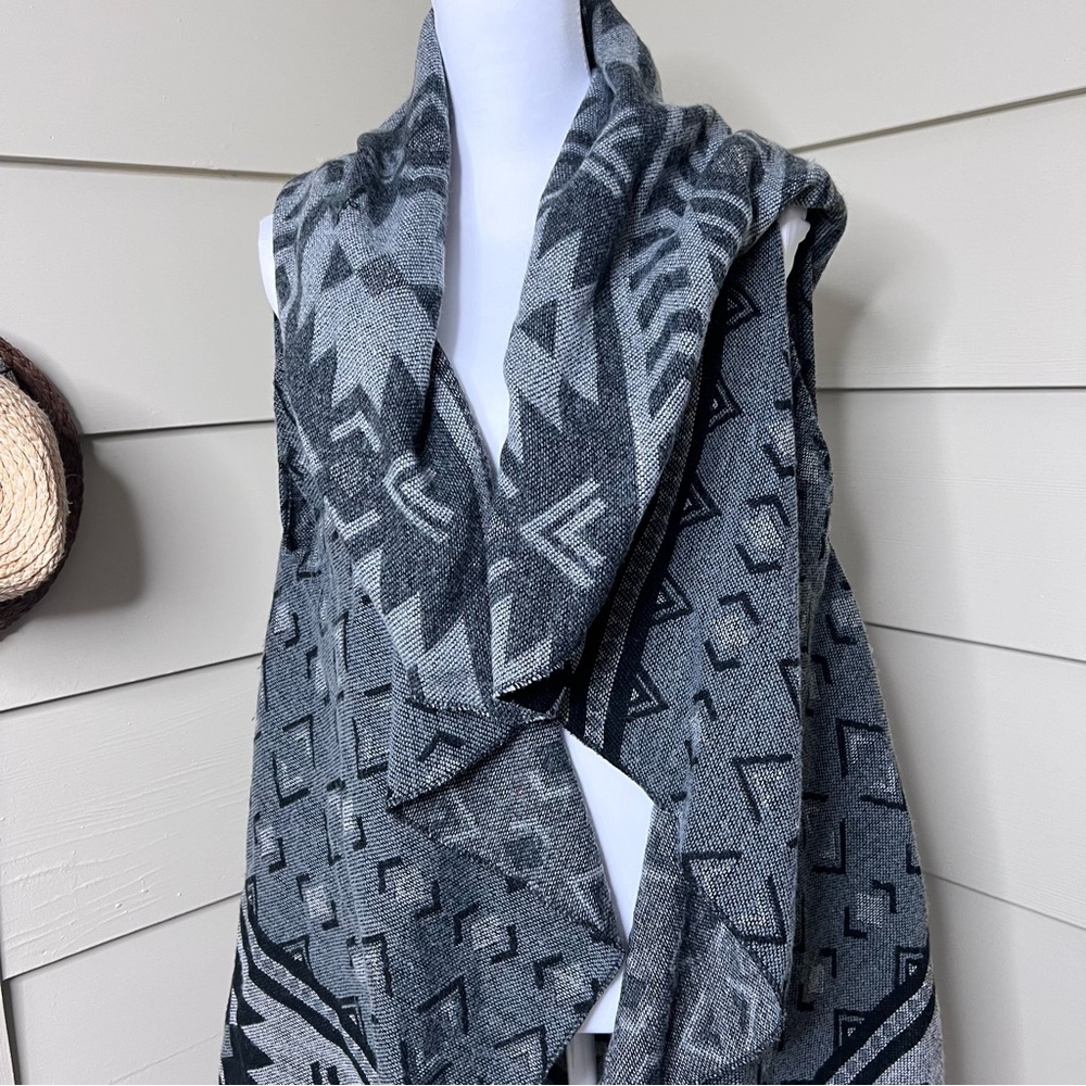 Demdaco Women’s Open Front Cardigan OS Poncho Wrap Gray Black Southwest Print